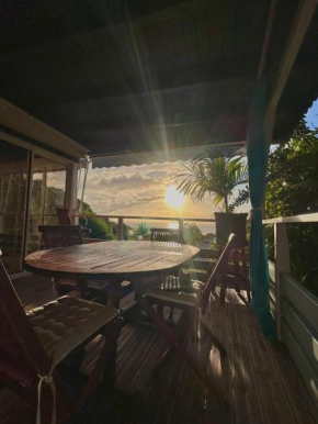 Le Mahogany sur la plage de Petit-Anse